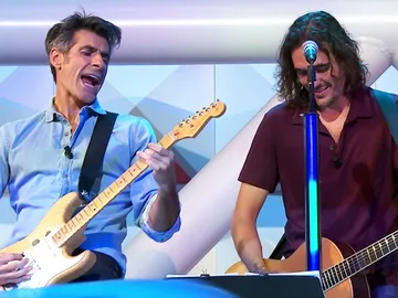 Jorge Fernández cumple su promesa y toca una canción de Bon Jovi con la banda de 'La ruleta de la suerte' Jorge Fernández cumple su promesa y toca una canción de Bon Jovi con la banda de 'La ruleta de la suerte'