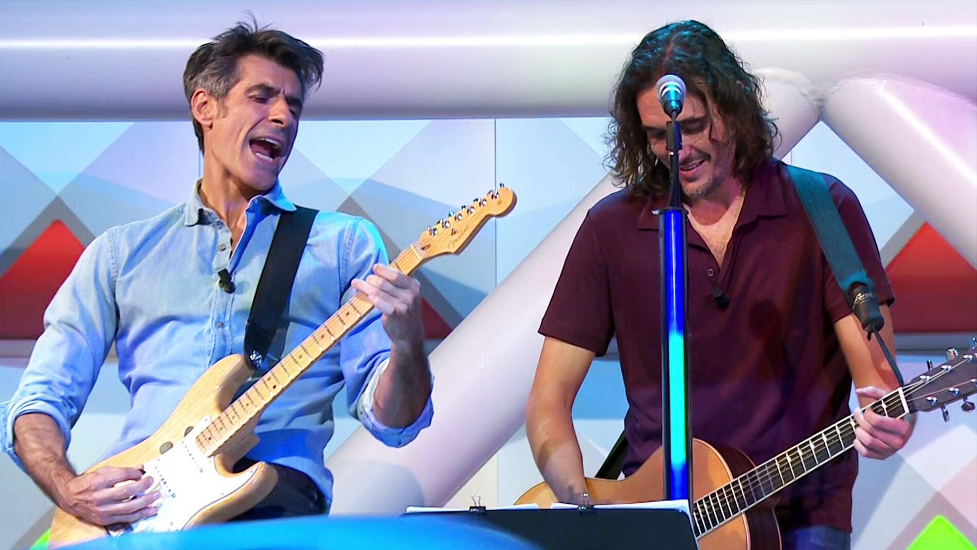 Jorge Fern&aacute;ndez cumple su promesa y toca una canci&oacute;n de Bon Jovi con la banda de 'La ruleta de la suerte'