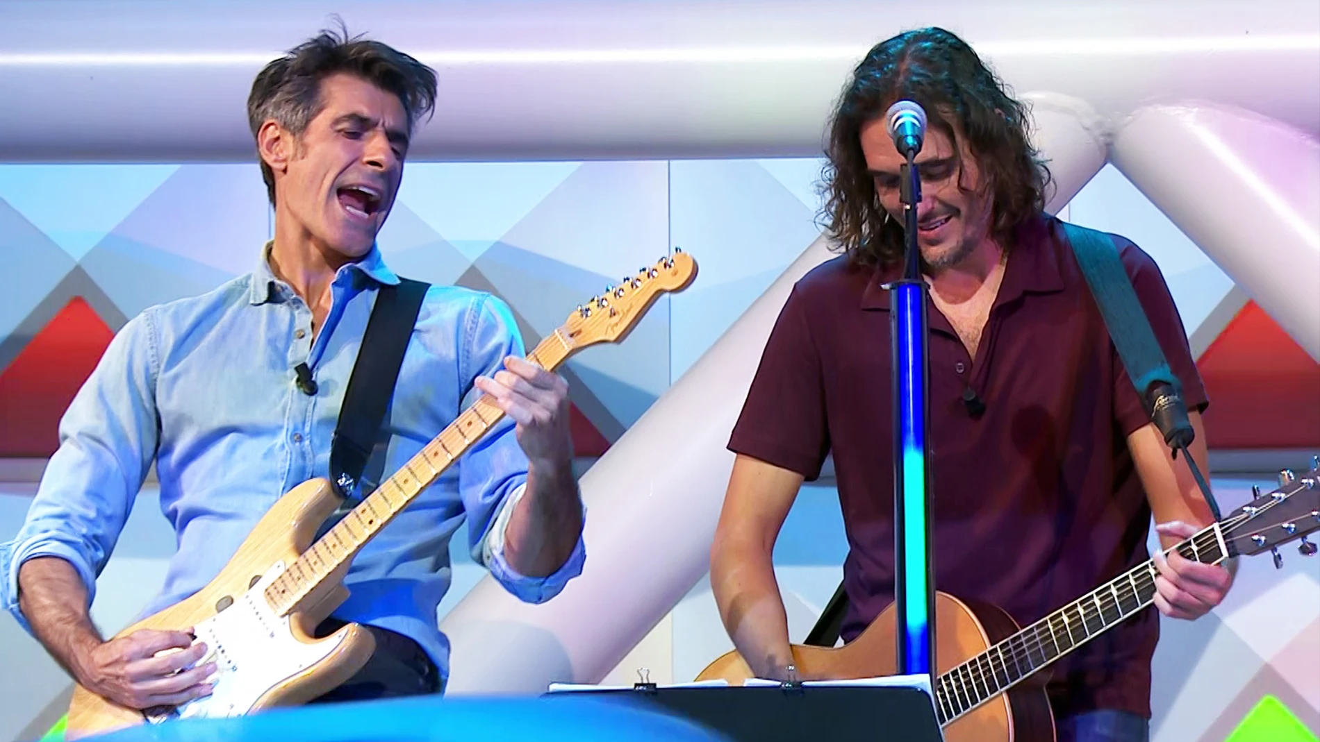 Jorge Fernández cumple su promesa y toca una canción de Bon Jovi con la banda de 'La ruleta de la suerte'