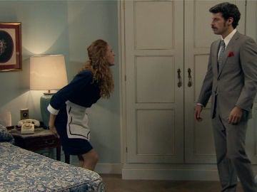 Carlos sorprende a Natalia dentro de su habitación 