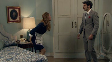 Carlos sorprende a Natalia dentro de su habitación 