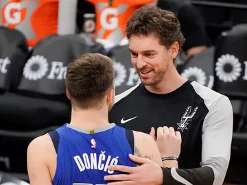 Luka Doncic y Pau Gasol se saludan antes del Spurs-Mavericks Luka Doncic y Pau Gasol se saludan antes del Spurs-Mavericks