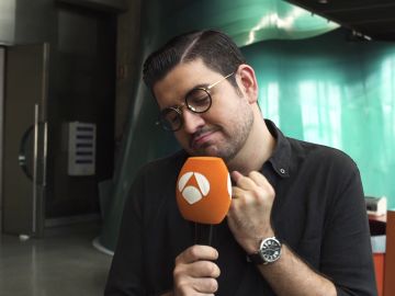 Manu Sánchez se mete "en un bajonazo" para imitar a Álex Ubago