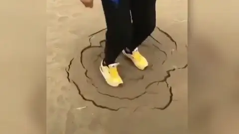 Así es la licuefacción, un impactante fenómeno que provoca que el suelo se hunda al pisarlo Así es la licuefacción, un impactante fenómeno que provoca que el suelo se hunda al pisarlo