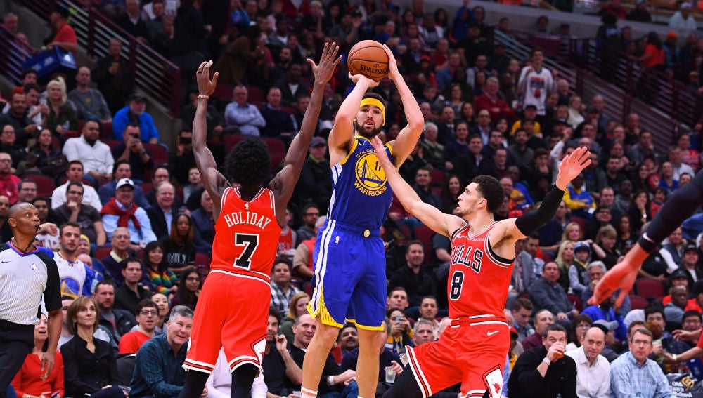 Klay Thompson tira un triple contra los Bulls
