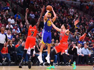 Klay Thompson tira un triple contra los Bulls Klay Thompson tira un triple contra los Bulls