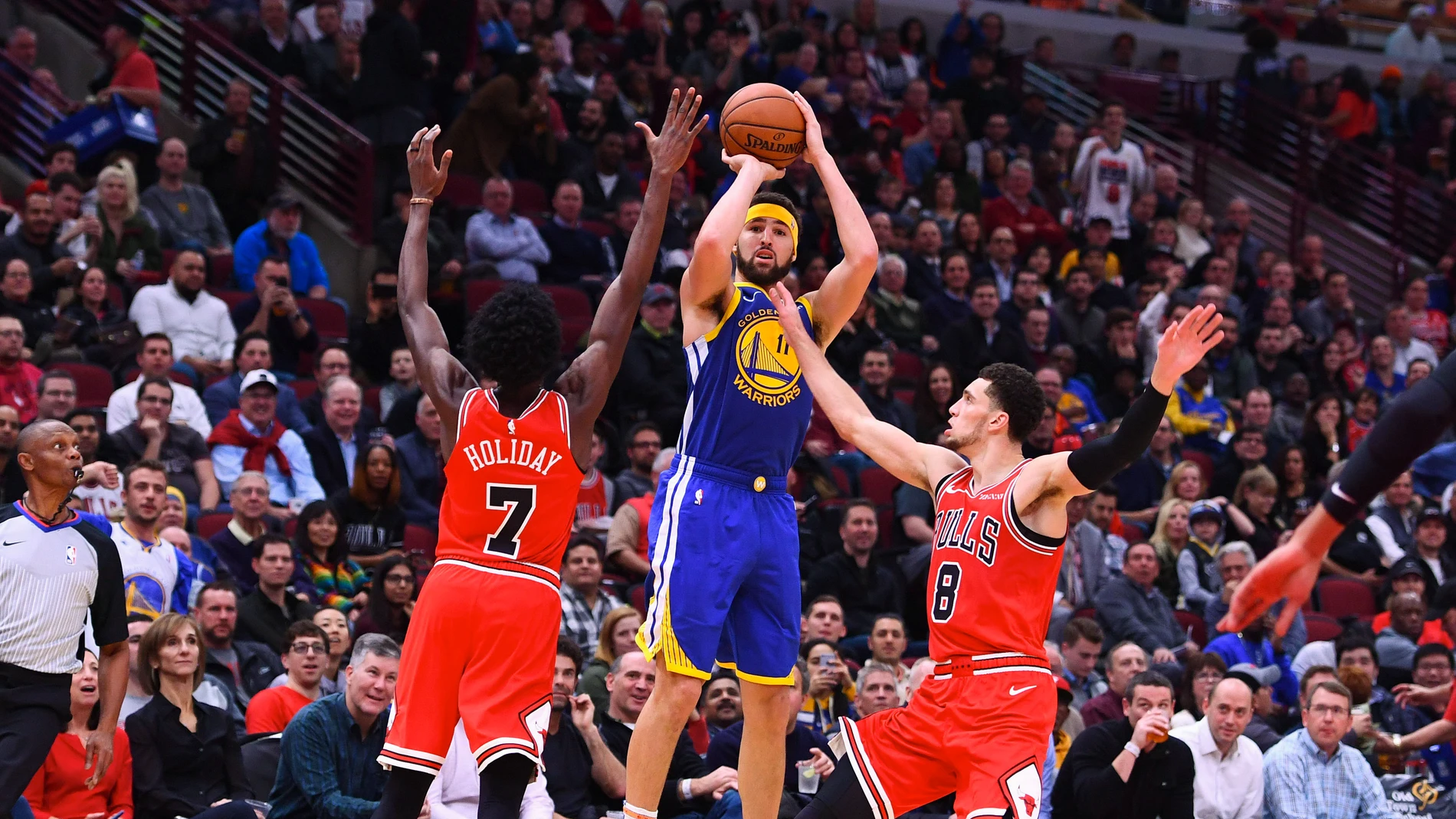 Klay Thompson tira un triple contra los Bulls Klay Thompson tira un triple contra los Bulls