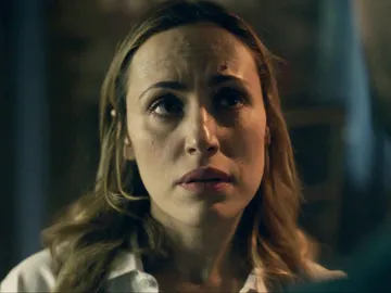 Elena pide explicaciones a Jon por su actitud agresiva: "¿Te estabas acostando conmigo?" Elena pide explicaciones a Jon por su actitud agresiva: "¿Te estabas acostando conmigo?"