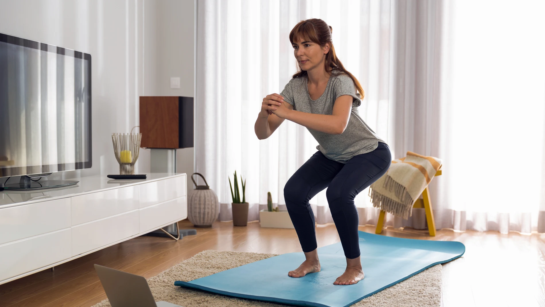Mujer haciendo ejercicios de tonificación Mujer haciendo ejercicios de tonificación