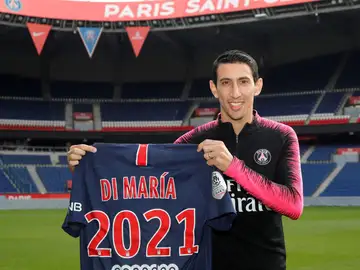 Di María posa con la camiseta del PSG tras renovar su contrato Di María posa con la camiseta del PSG tras renovar su contrato