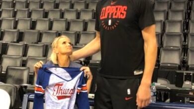 72 centímetros de diferencia: la foto viral del jugador más alto de la NBA