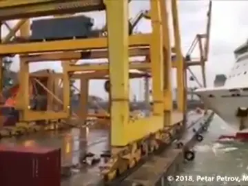 Así ha sido el momento del impacto de una grúa de carga contra un barco Así ha sido el momento del impacto de una grúa de carga contra un barco