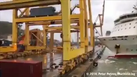 Así ha sido el momento del impacto de una grúa de carga contra un barco Así ha sido el momento del impacto de una grúa de carga contra un barco
