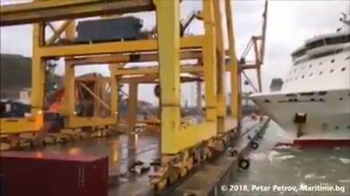 Así ha sido el momento del impacto de una grúa de carga contra un barco