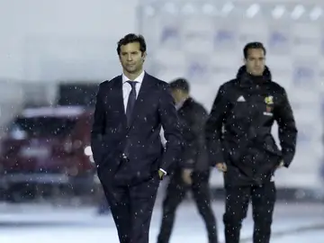 Santiago Solari en la banda del estadio Álvarez Claro de Melilla Santiago Solari en la banda del estadio Álvarez Claro de Melilla