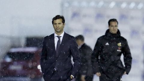 Santiago Solari en la banda del estadio &Aacute;lvarez Claro de Melilla