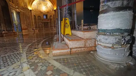 El agua llega hasta el área principal de la Basílica de San Marcos El agua llega hasta el área principal de la Basílica de San Marcos