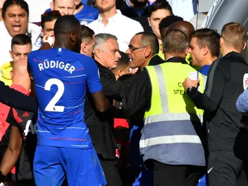 Sarri intenta calmar a Mourinho Sarri intenta calmar a Mourinho