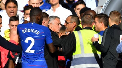 Multan al ayudante de Sarri que provocó a Mourinho en el Chelsea vs Manchester United