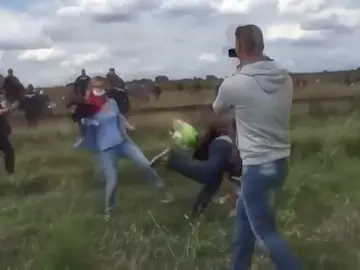 Absuelta la reportera que puso la zancadilla a varios refugiados en la frontera con Serbia hace tres años Absuelta la reportera que puso la zancadilla a varios refugiados en la frontera con Serbia hace tres años