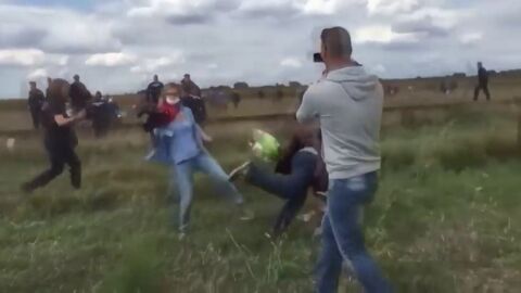 Absuelta la reportera que puso la zancadilla a varios refugiados en la frontera con Serbia hace tres a&ntilde;os