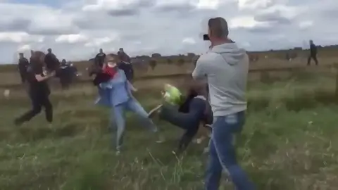 Absuelta la reportera que puso la zancadilla a varios refugiados en la frontera con Serbia hace tres años Absuelta la reportera que puso la zancadilla a varios refugiados en la frontera con Serbia hace tres años