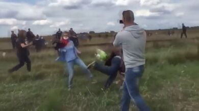 Absuelta la reportera que puso la zancadilla a varios refugiados en la frontera con Serbia hace tres años