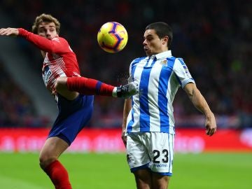 Sangalli disputa el balón con Griezmann