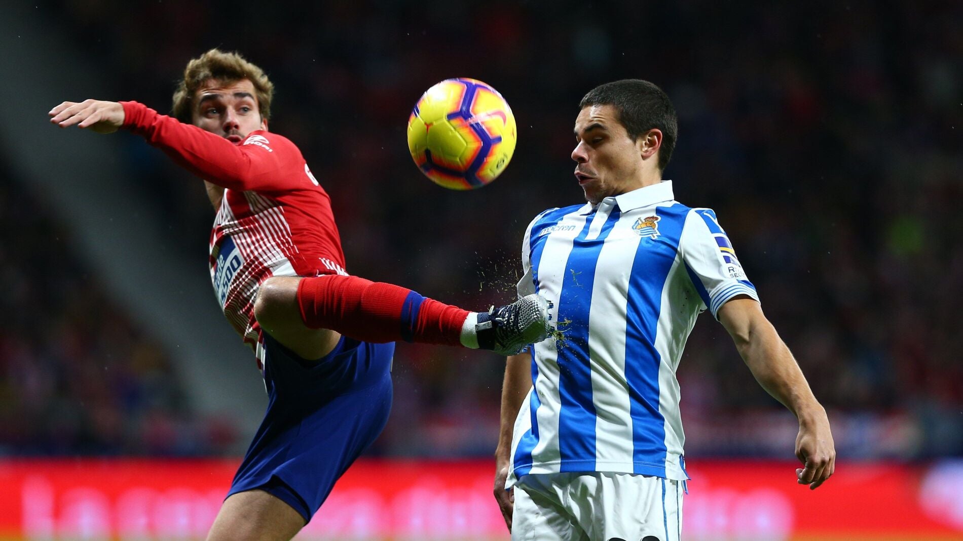Sangalli disputa el bal&oacute;n con Griezmann