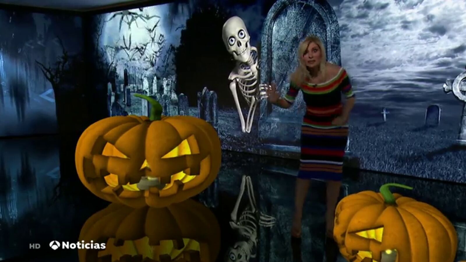 Halloween también llega a Antena 3 Noticias: calabazas y un susto sorprenden a Sandra Golpe