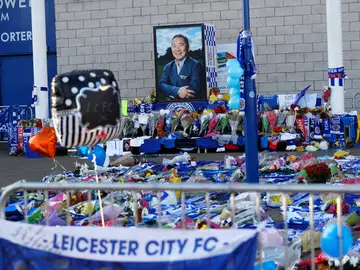 Homenaje del Leicester a su dueño, fallecido en un accidente de helicóptero Homenaje del Leicester a su dueño, fallecido en un accidente de helicóptero