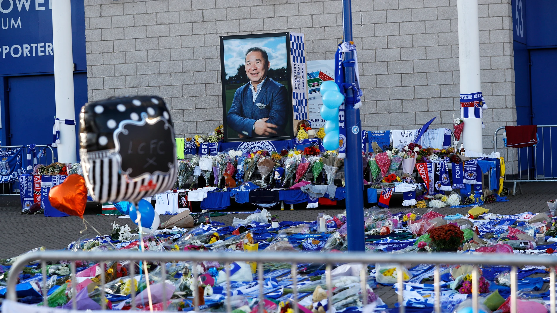 Homenaje del Leicester a su dueño, fallecido en un accidente de helicóptero Homenaje del Leicester a su dueño, fallecido en un accidente de helicóptero