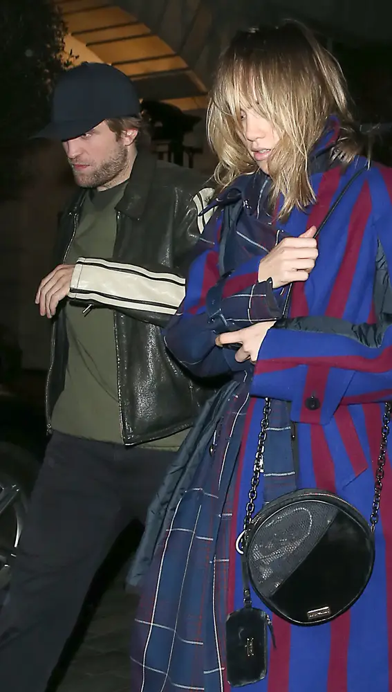 Robert Pattinson y Suki Waterhouse disfrutan de la noche londinense 