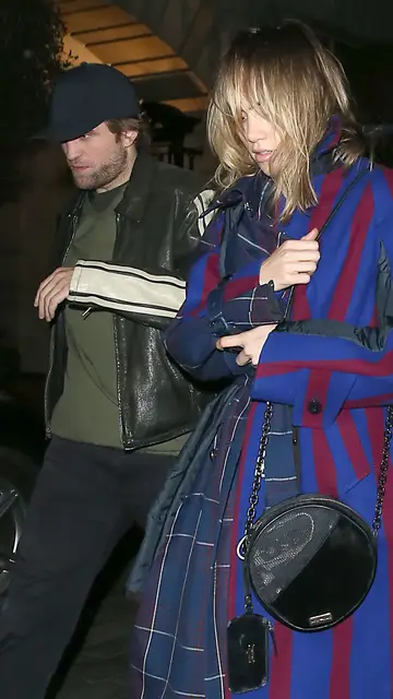 Robert Pattinson y Suki Waterhouse disfrutan de la noche londinense ¿Qué está pasando aquí?
