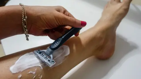 Mujer depilándose Mujer depilándose