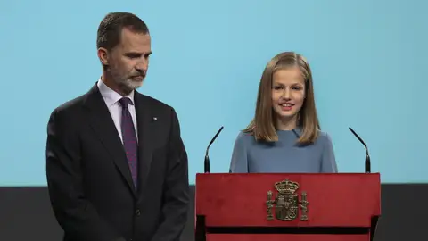 La princesa Leonor, acompañada por su padre, el Rey La princesa Leonor, acompañada por su padre, el Rey