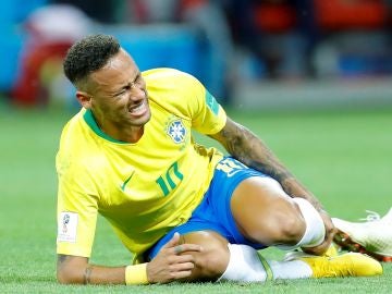 Neymar se queja de una falta con la selección de Brasil