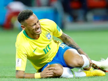 Neymar se queja de una falta con la selección de Brasil Neymar se queja de una falta con la selección de Brasil