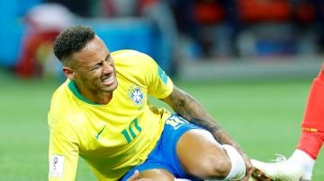 Neymar se queja de una falta con la selección de Brasil