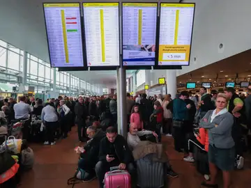 Pasajeros permanecen a la espera durante la huelga de los trabajadores de la empresa Aviapartner Pasajeros permanecen a la espera durante la huelga de los trabajadores de la empresa Aviapartner