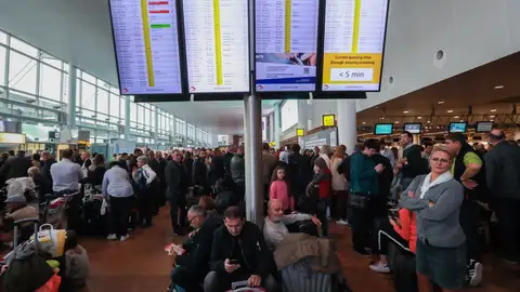 Pasajeros permanecen a la espera durante la huelga de los trabajadores de la empresa Aviapartner Pasajeros permanecen a la espera durante la huelga de los trabajadores de la empresa Aviapartner