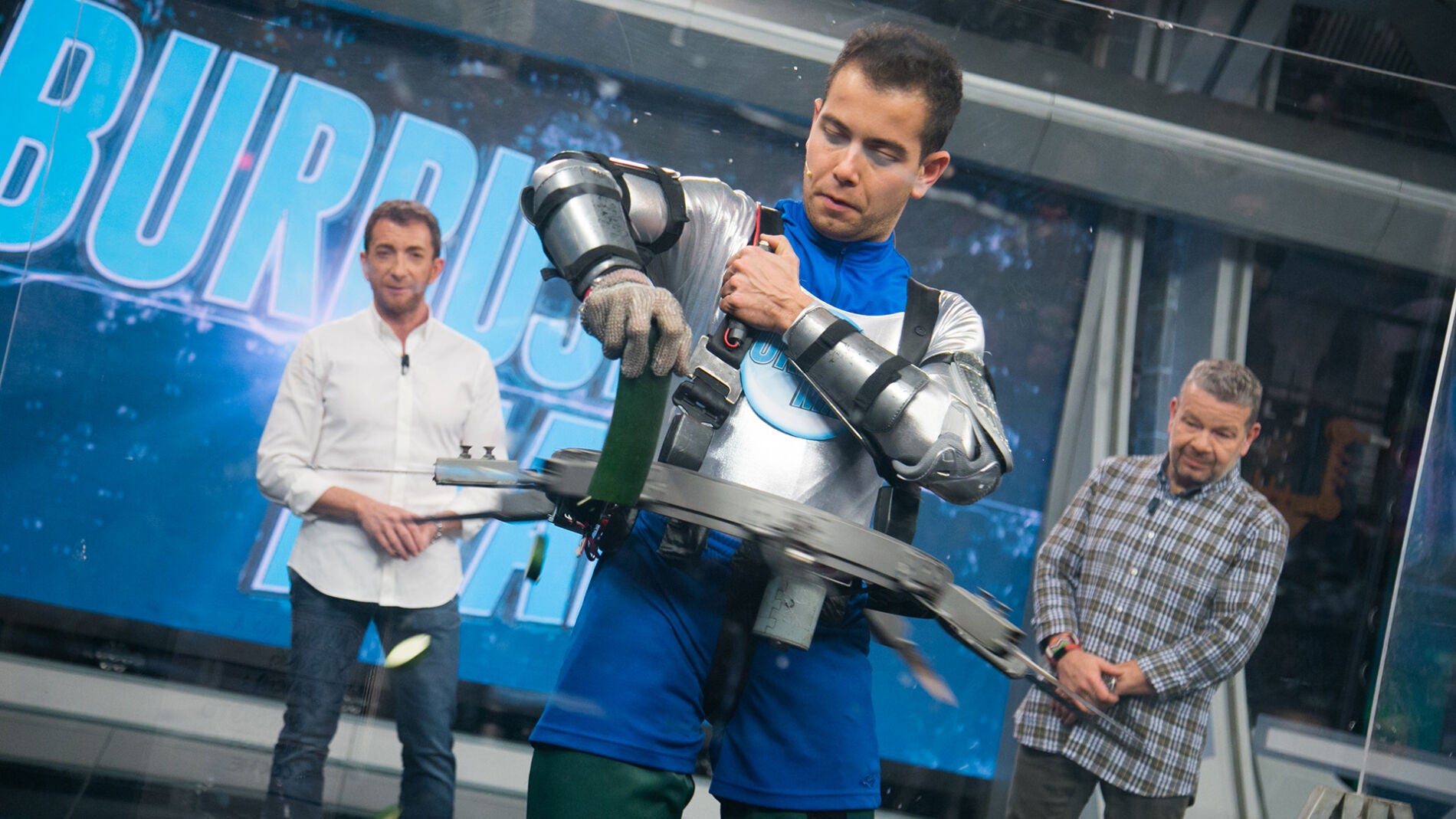 Marron deja a alberto Chicote alucinado con 'Burbujito Man' y su revolucionario cintur&oacute;n de cuchillos