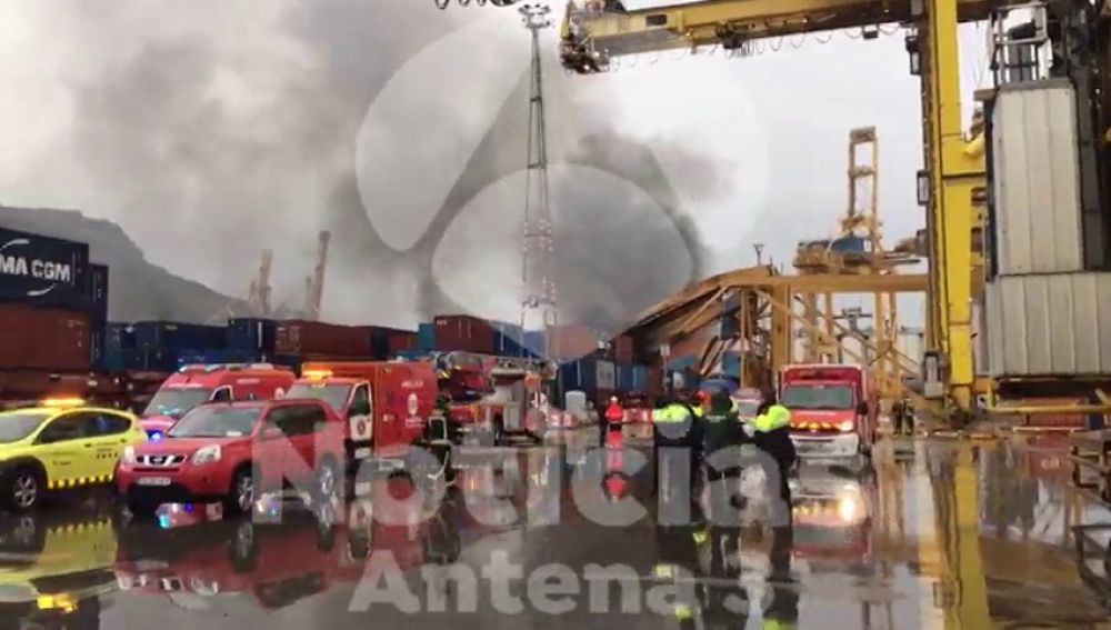 Un barco choca contra una grúa de carga y provoca un incendio que obliga a desalojar el muelle sur del Puerto de Barcelona