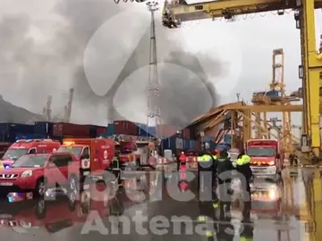 Un barco choca contra una grúa de carga y provoca un incendio que obliga a desalojar el muelle sur del Puerto de Barcelona Un barco choca contra una grúa de carga y provoca un incendio que obliga a desalojar el muelle sur del Puerto de Barcelona