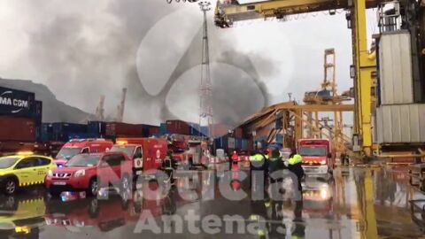 VIDEO Un barco choca contra una gr&uacute;a de carga y provoca un incendio en el Puerto de Barcelona