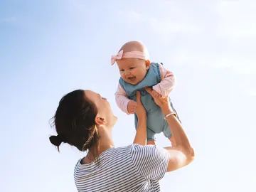 Mujer con bebé Mujer con bebé