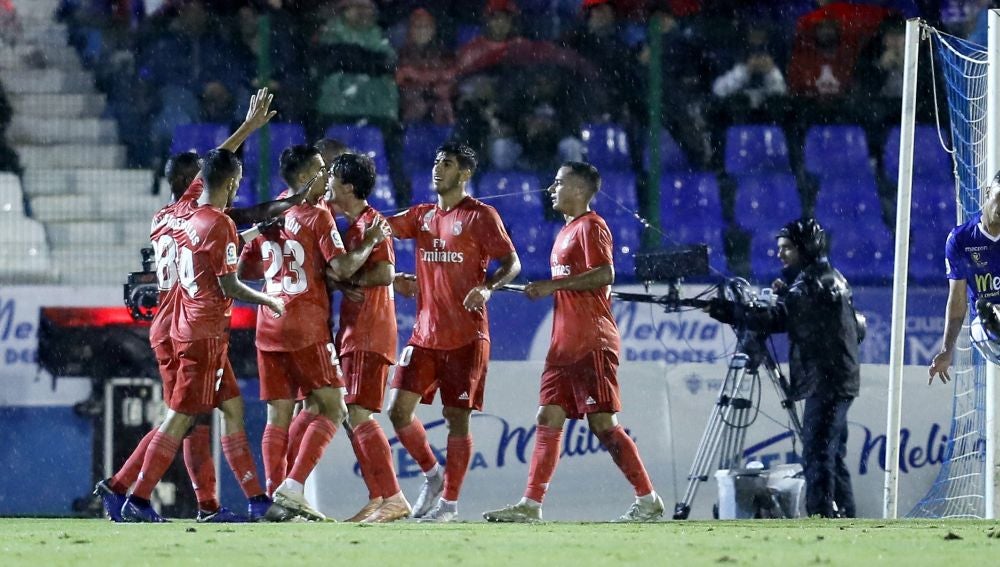 Los jugadores del Real Madrid celebran un gol ante el Melilla