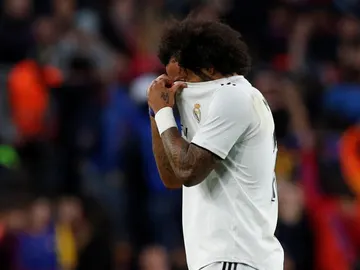 Marcelo se lamenta tras acabar lesionado en el Clásico Marcelo se lamenta tras acabar lesionado en el Clásico