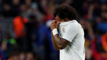 Marcelo se lamenta tras acabar lesionado en el Clásico