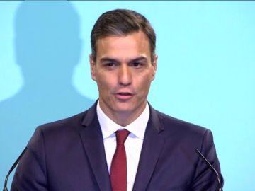 Pedro Sánchez lee el artículo 2 de la Constitución 